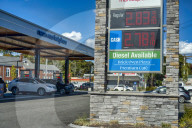 US gas prices fall below 3 dollars