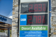 US gas prices fall below 3 dollars