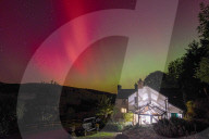 FEATURE - Das Nordlicht über der Berwyns-Bergkette in Nordwales
