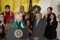 Obama signs order on pay equality