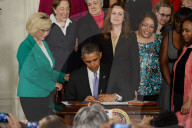 Obama signs order on pay equality