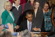 Obama signs order on pay equality