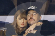 PEOPLE - Travis Kelce und Taylor Swift küssen sich im Yankee Stadium in New York City