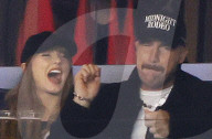 PEOPLE - Travis Kelce und Taylor Swift küssen sich im Yankee Stadium in New York City