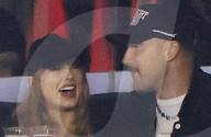 PEOPLE - Travis Kelce und Taylor Swift küssen sich im Yankee Stadium in New York City