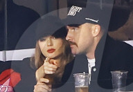 PEOPLE - Travis Kelce und Taylor Swift küssen sich im Yankee Stadium in New York City
