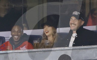 PEOPLE - Travis Kelce und Taylor Swift küssen sich im Yankee Stadium in New York City