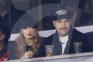PEOPLE - Travis Kelce und Taylor Swift küssen sich im Yankee Stadium in New York City
