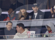 PEOPLE - Travis Kelce und Taylor Swift küssen sich im Yankee Stadium in New York City