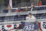 PEOPLE - Travis Kelce und Taylor Swift küssen sich im Yankee Stadium in New York City