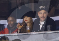 PEOPLE - Travis Kelce und Taylor Swift küssen sich im Yankee Stadium in New York City