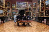 Le président français Emmanuel Macron, le roi Philippe de Belgique, la première dame Brigitte Macron et la reine Mathilde visitent l'exposition ""Louise Marie d'Orléans, première reine des Belges, un destin romantique" au château de Chantilly