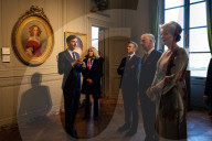 Le président français Emmanuel Macron, le roi Philippe de Belgique, la première dame Brigitte Macron et la reine Mathilde visitent l'exposition ""Louise Marie d'Orléans, première reine des Belges, un destin romantique" au château de Chantilly