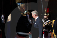 Le président français Emmanuel Macron, le roi Philippe de Belgique, la première dame Brigitte Macron et la reine Mathilde visitent l'exposition ""Louise Marie d'Orléans, première reine des Belges, un destin romantique" au château de Chantilly
