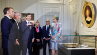 Le roi Philippe de Belgique, la reine Mathilde visitent l'exposition "Louise d'Orléans, première reine des belges, un destin romantique" au chateau de Chantilly avec le président Emmanuel Macron et Brigitte Macron