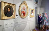 Le roi Philippe de Belgique, la reine Mathilde visitent l'exposition "Louise d'Orléans, première reine des belges, un destin romantique" au chateau de Chantilly avec le président Emmanuel Macron et Brigitte Macron