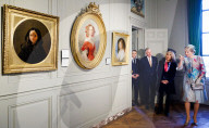 Le roi Philippe de Belgique, la reine Mathilde visitent l'exposition "Louise d'Orléans, première reine des belges, un destin romantique" au chateau de Chantilly avec le président Emmanuel Macron et Brigitte Macron