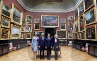 Le roi Philippe de Belgique, la reine Mathilde visitent l'exposition "Louise d'Orléans, première reine des belges, un destin romantique" au chateau de Chantilly avec le président Emmanuel Macron et Brigitte Macron