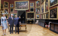 Le roi Philippe de Belgique, la reine Mathilde visitent l'exposition "Louise d'Orléans, première reine des belges, un destin romantique" au chateau de Chantilly avec le président Emmanuel Macron et Brigitte Macron
