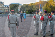 Le roi Philippe de Belgique et la reine Mathilde assistent à une cérémonie militaire lors de leur visite à Lille