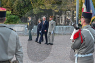 Le roi Philippe de Belgique et la reine Mathilde assistent à une cérémonie militaire lors de leur visite à Lille