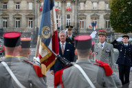 Le roi Philippe de Belgique et la reine Mathilde assistent à une cérémonie militaire lors de leur visite à Lille
