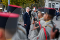 Le roi Philippe de Belgique et la reine Mathilde assistent à une cérémonie militaire lors de leur visite à Lille