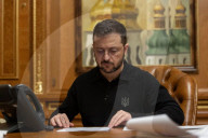 Zelesnky holds phone meeting with Biden