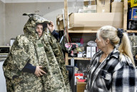 Zaporizhzhia volunteers make anti-thermal imaging ponchos for military