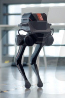 Le robot bipède Tron 1 ressemble au marcheur AT-ST de Star Wars