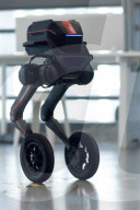 Le robot bipède Tron 1 ressemble au marcheur AT-ST de Star Wars