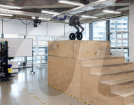 Le robot bipède Tron 1 ressemble au marcheur AT-ST de Star Wars