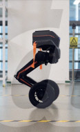 Le robot bipède Tron 1 ressemble au marcheur AT-ST de Star Wars