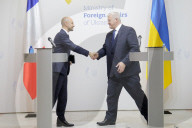 Foreign ministers of Ukraine and France meet in Kyiv