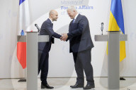 Foreign ministers of Ukraine and France meet in Kyiv