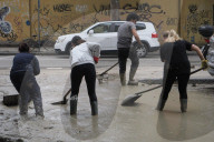 Bologna - spalatori di fango in via San Pio V - Malvasia