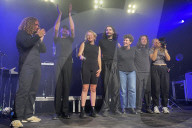 Zaho de Sagazan mit Band und Crew
