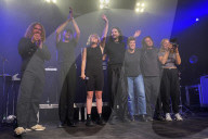 Zaho de Sagazan mit Band und Crew