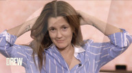 Drew Barrymore arrache ses extensions de cheveux à la télévision lors d'une discussion sur la beauté naturelle
