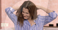 Drew Barrymore arrache ses extensions de cheveux à la télévision lors d'une discussion sur la beauté naturelle