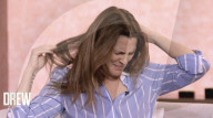 Drew Barrymore arrache ses extensions de cheveux à la télévision lors d'une discussion sur la beauté naturelle