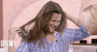 Drew Barrymore arrache ses extensions de cheveux à la télévision lors d'une discussion sur la beauté naturelle
