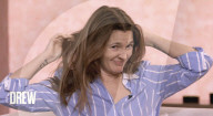 Drew Barrymore arrache ses extensions de cheveux à la télévision lors d'une discussion sur la beauté naturelle