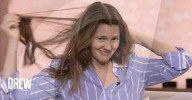 Drew Barrymore arrache ses extensions de cheveux à la télévision lors d'une discussion sur la beauté naturelle