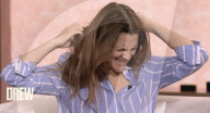 Drew Barrymore arrache ses extensions de cheveux à la télévision lors d'une discussion sur la beauté naturelle