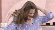 Drew Barrymore arrache ses extensions de cheveux à la télévision lors d'une discussion sur la beauté naturelle