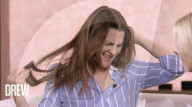 Drew Barrymore arrache ses extensions de cheveux à la télévision lors d'une discussion sur la beauté naturelle