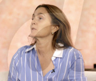 Drew Barrymore arrache ses extensions de cheveux à la télévision lors d'une discussion sur la beauté naturelle