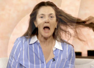 Drew Barrymore arrache ses extensions de cheveux à la télévision lors d'une discussion sur la beauté naturelle