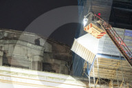 Milano Centrale. Uomo si arrampica sulla facciata della stazione. 